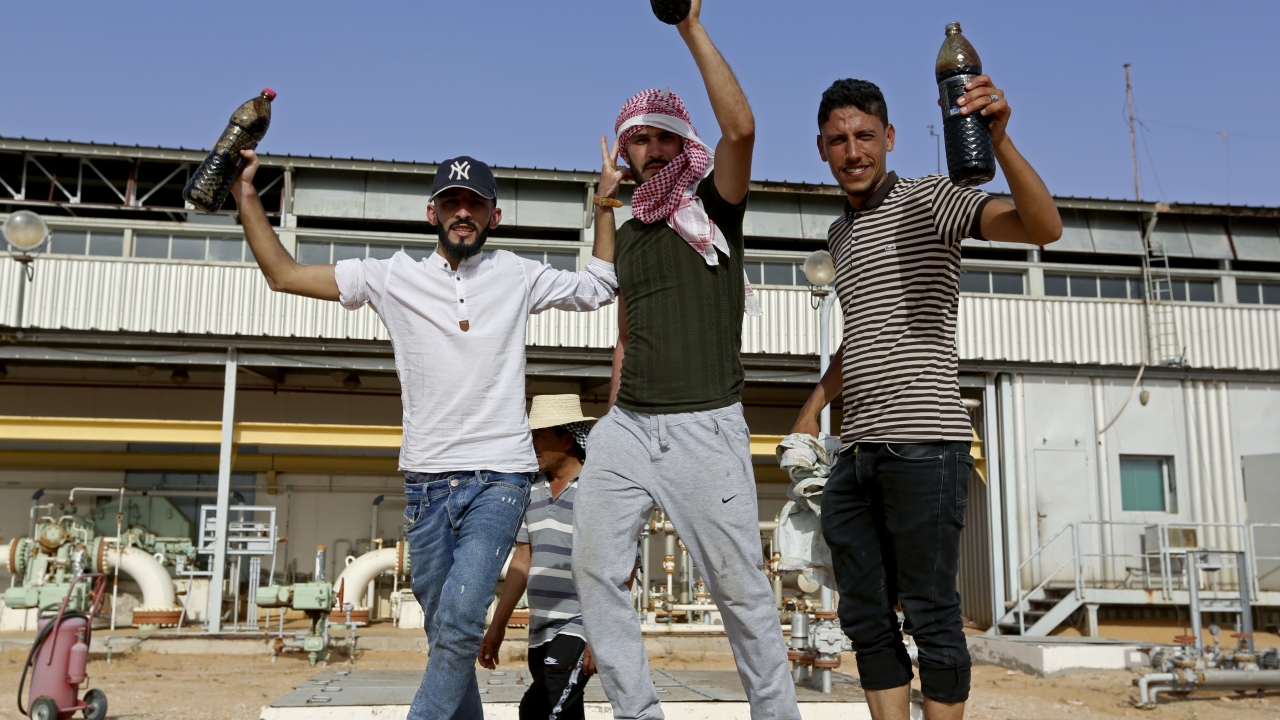 Bölgeyi korumayla görevli ordu kuvvetleri protestocuların eylemine engel olamadı. 