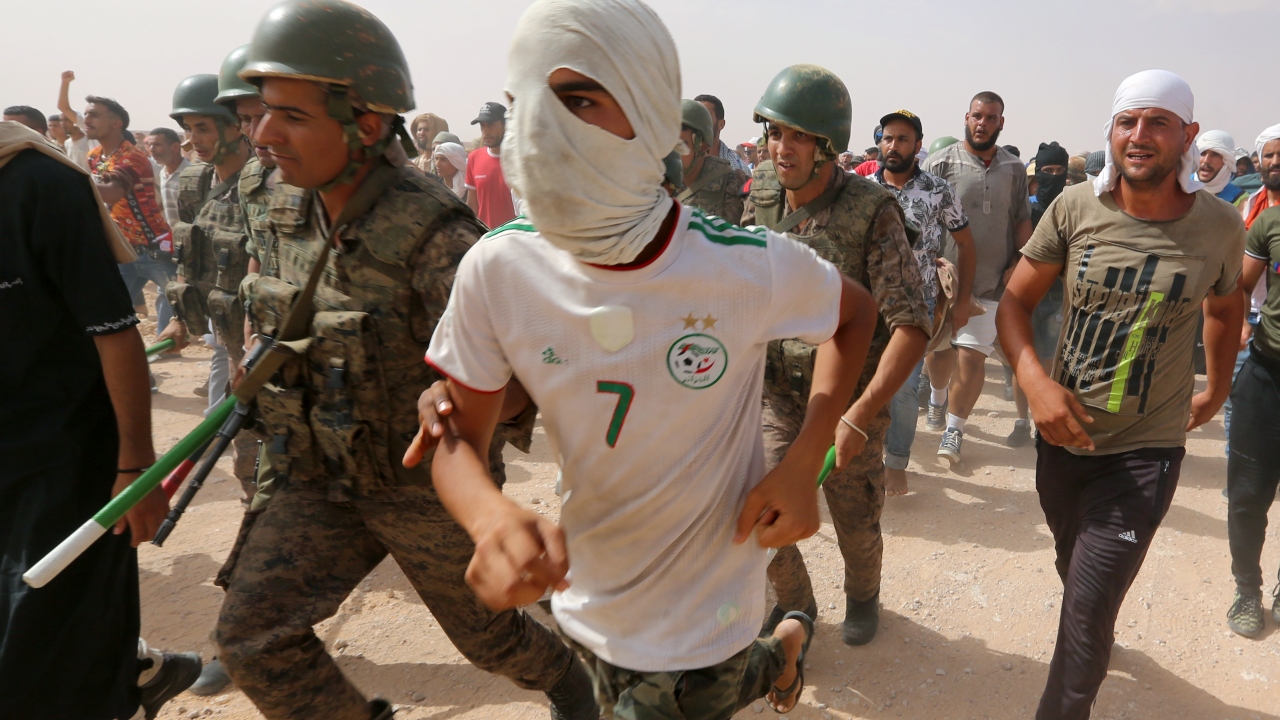 Ordu birlikleri tarafından korunan petrol pompa istasyonu, Tatavin çöl bölgesindeki en önemli petrol tesislerinden biri olarak biliniyor. 