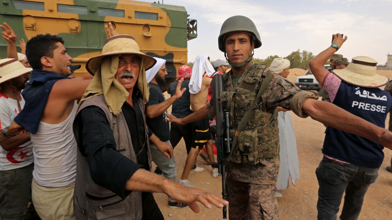 Göstericiler, petrol kuyularının yoğunlukta olduğu Kamur bölgesine çıkan yolları kapatarak petrol üretimini durdurmuştu.