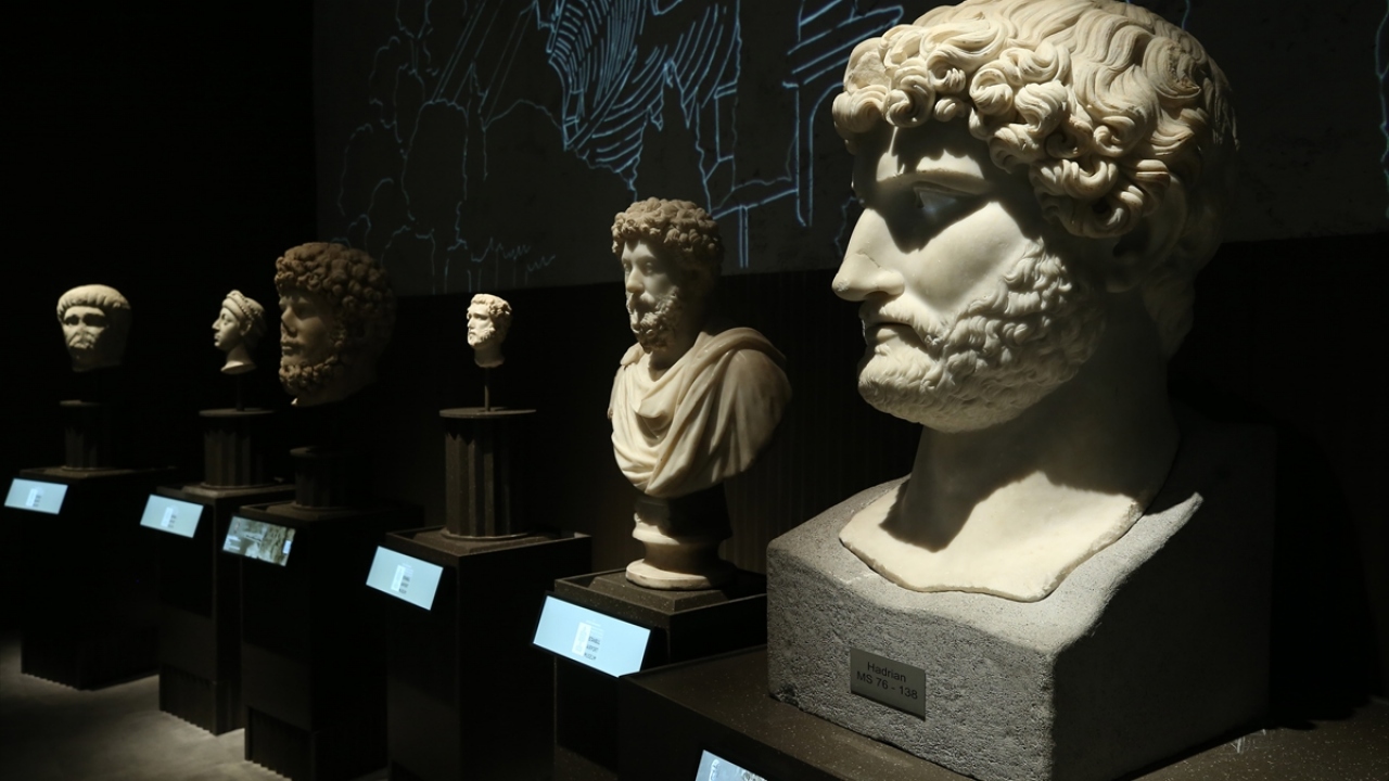  "Türkiye`nin Hazineleri; Tahtın Yüzleri" sergisinde 29 müzeden 316 eserin yer alacağını aktaran Yerlikaya, şu bilgileri verdi: