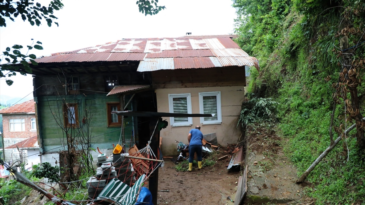 Derelerin taştığı, köprülerin ve evlerin yıkıldığı, yolların ve binaların bodrum katlarının sular altında kaldığı afette, 2 kişi hayatını kaybetti, 11 kişi yaralandı.