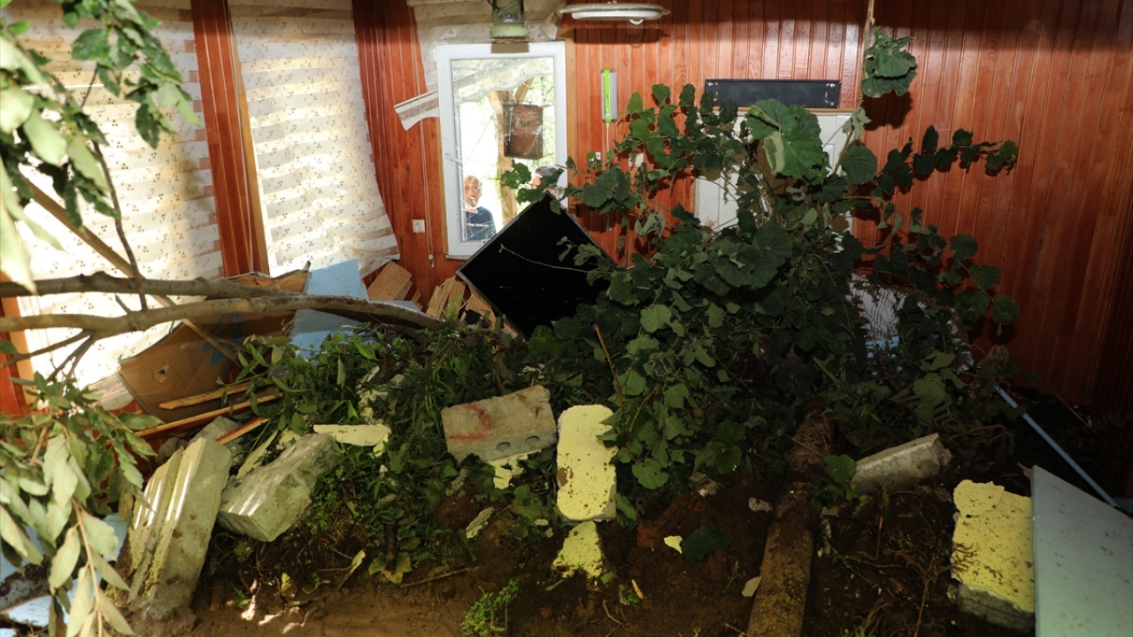 İlçeye bağlı Yamaç köyünde yaşayan 4 çocuk babası Murat Adalı`nın evi de afetten zarar gören yapılardan oldu. 