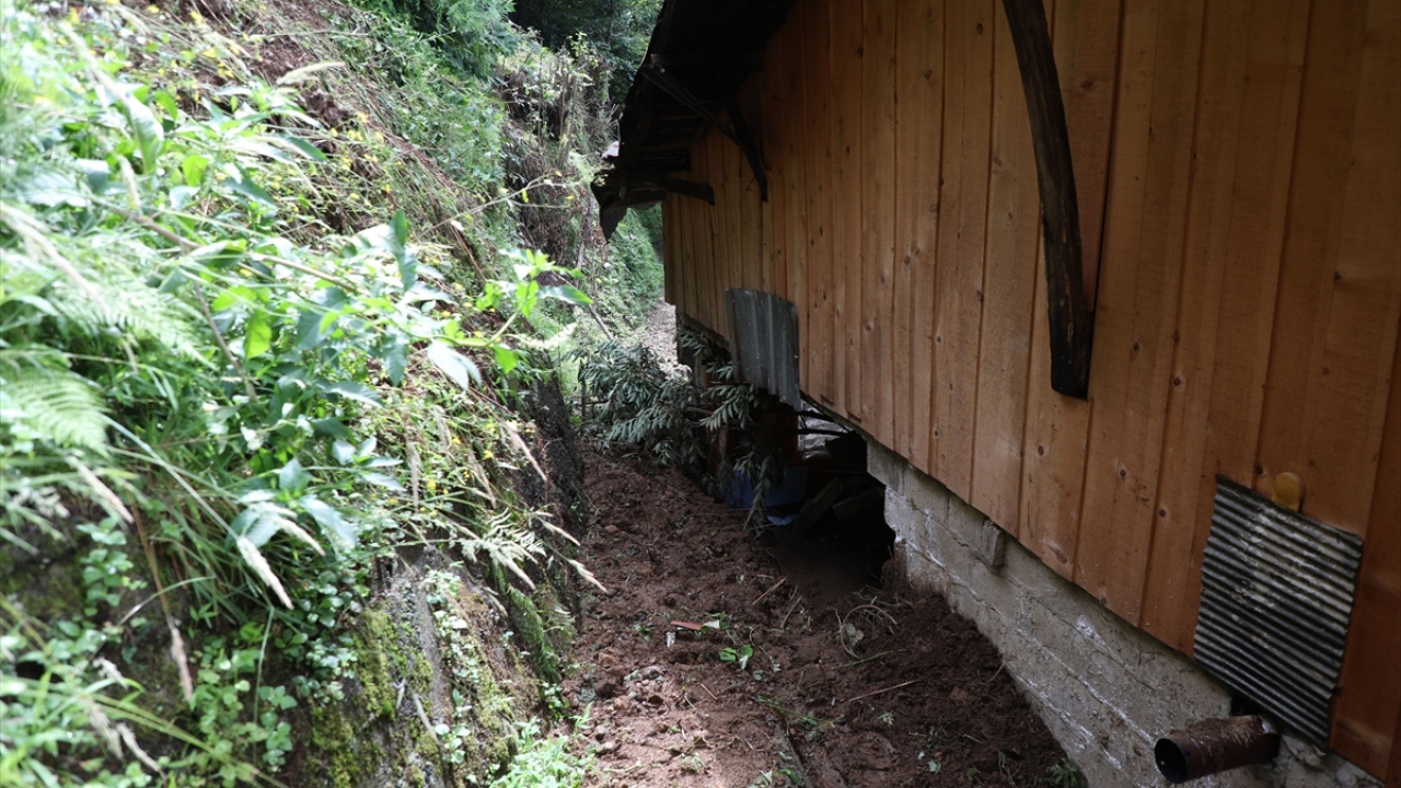Yamaçlardan kayan toprak kütlelerinin çarparak duvarını yıktığı, içi çamur ve sel sularıyla dolan evdeki 2 kardeş, korku dolu anlar yaşadı.