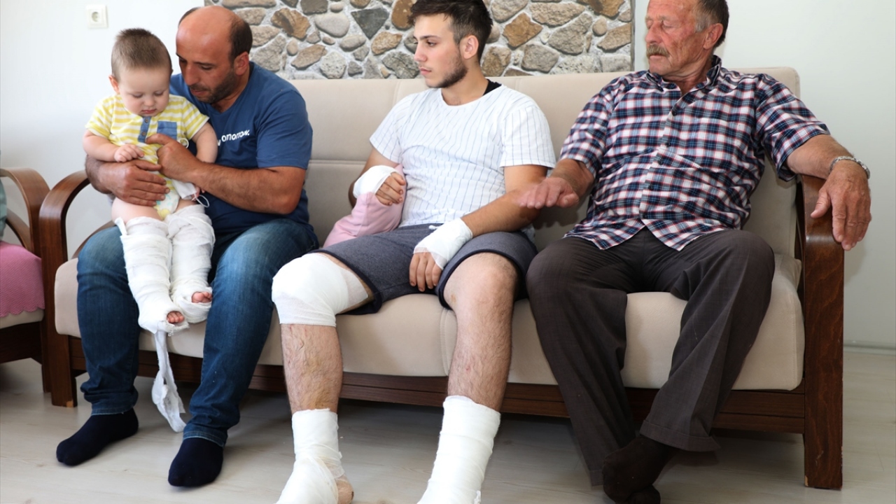 Afet sırasında eşi ve diğer 2 çocuğuyla çaylıkta olan Adalı`nın 18 yaşındaki oğlu Dursunali ve 1,5 yaşındaki Alperen ise sele yamaçtan kayan toprak kütlesinin duvarını yıktığı evlerinde yakalandı.