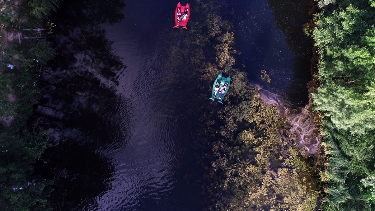 Denizde keyifli vakit geçirenler ardından bölgenin yöresel ürünlerini yiyerek, akşam güneşinin oluşturduğu eşsiz manzara eşliğinde nehirlerde kano veya kayık ile geziyor.