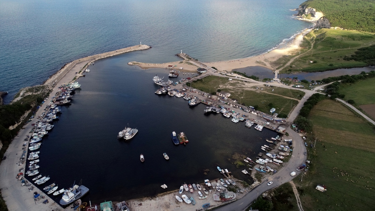 Trakya`nın saklı güzelliklerin olan ilçeye gelenlerin bazıları ormanlık alana kurdukları çadırda, bazıları karavanlarda, bazıları ise otel ve pansiyonlarda konaklıyor. 