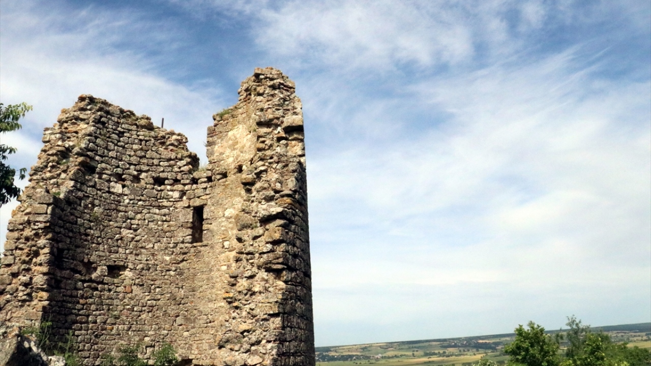 Yöreye özgü diğer et ve süt ürünleri ile köylü kadınların hazırladığı lezzetler, ziyaretçilerden ilgi görüyor.