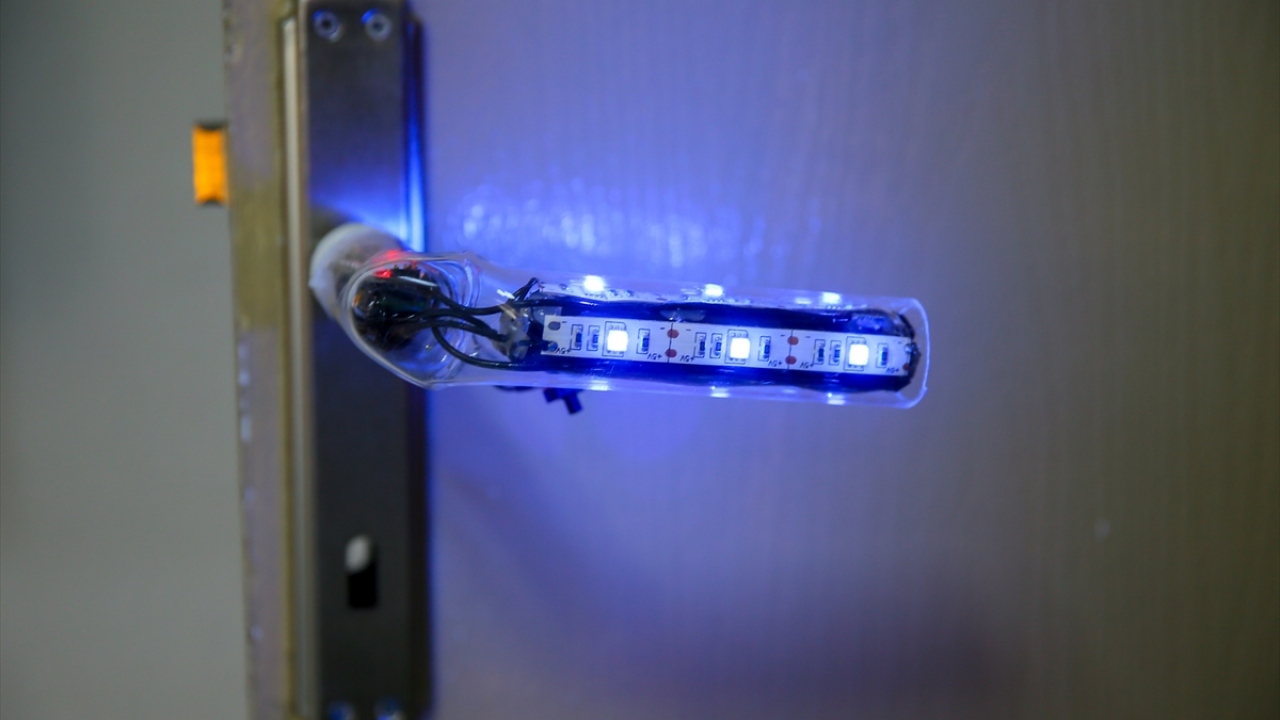 Bu kapsamda virüs ve bakteri gibi mikroorganizmaların en çok temasla bulaşmasından yola çıkan öğretmenler, kapı kollarının sterilizasyonu üzerine yoğunlaştı. 