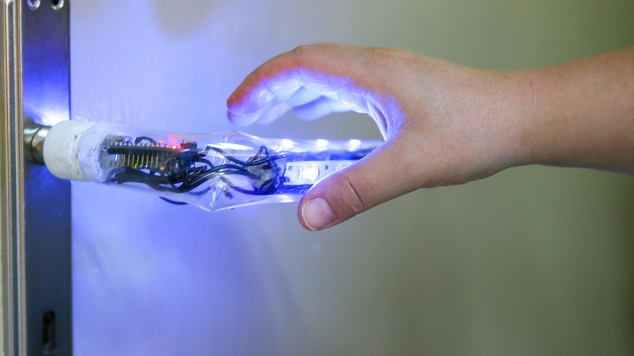 Öğretmenler, yaklaşık bir ay süren çalışma sonucu ultraviyole ışınlarıyla kendi kendini dezenfekte eden akıllı kapı kolu tasarladı. 