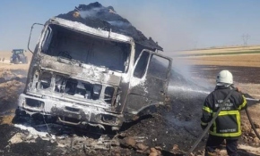 Saman yüklü kamyon yanarak kül oldu