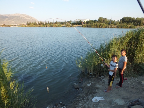 Tatillerini Ulaş gölünde balık tutarak geçiriyorlar