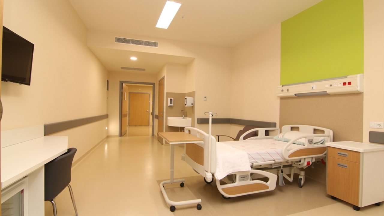 Tüm bölümleri hazır hale getirilen ve teknik cihazları tamamlanan 1250 yatak kapasiteli hastanenin, ilk etapta 862 yataklı kısmı hizmete açılacak.