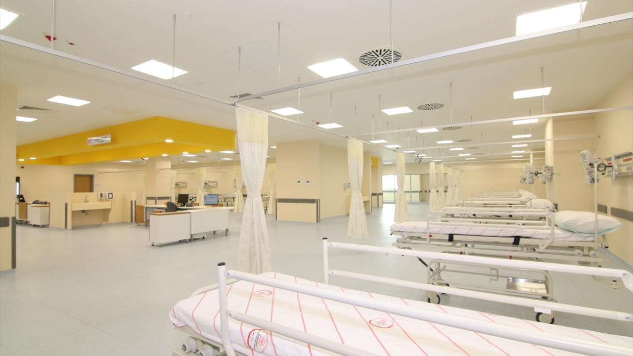 Ameliyathaneden radyolojiye, laboratuvardan tüm teknik bölümlere kadar tıbbi cihazların, hastanede kurulumlarının yapıldığını ve personel alımlarının da tamamlandığını vurgulayan Atay, şunları kaydetti: