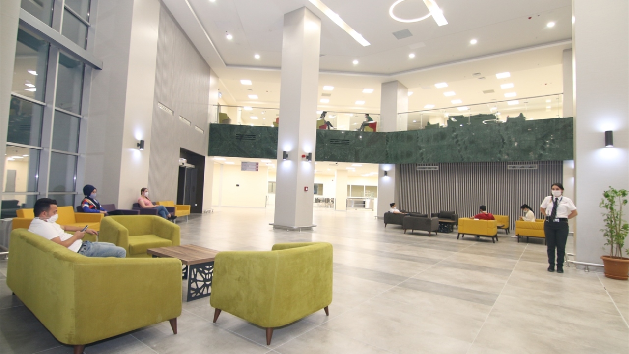 Konya ve çevresine hizmet verecek bir sağlık üssü olarak planlanan Konya Şehir Hastanesi hakkında detaylı bilgi de veren Atay, şunları kaydetti: