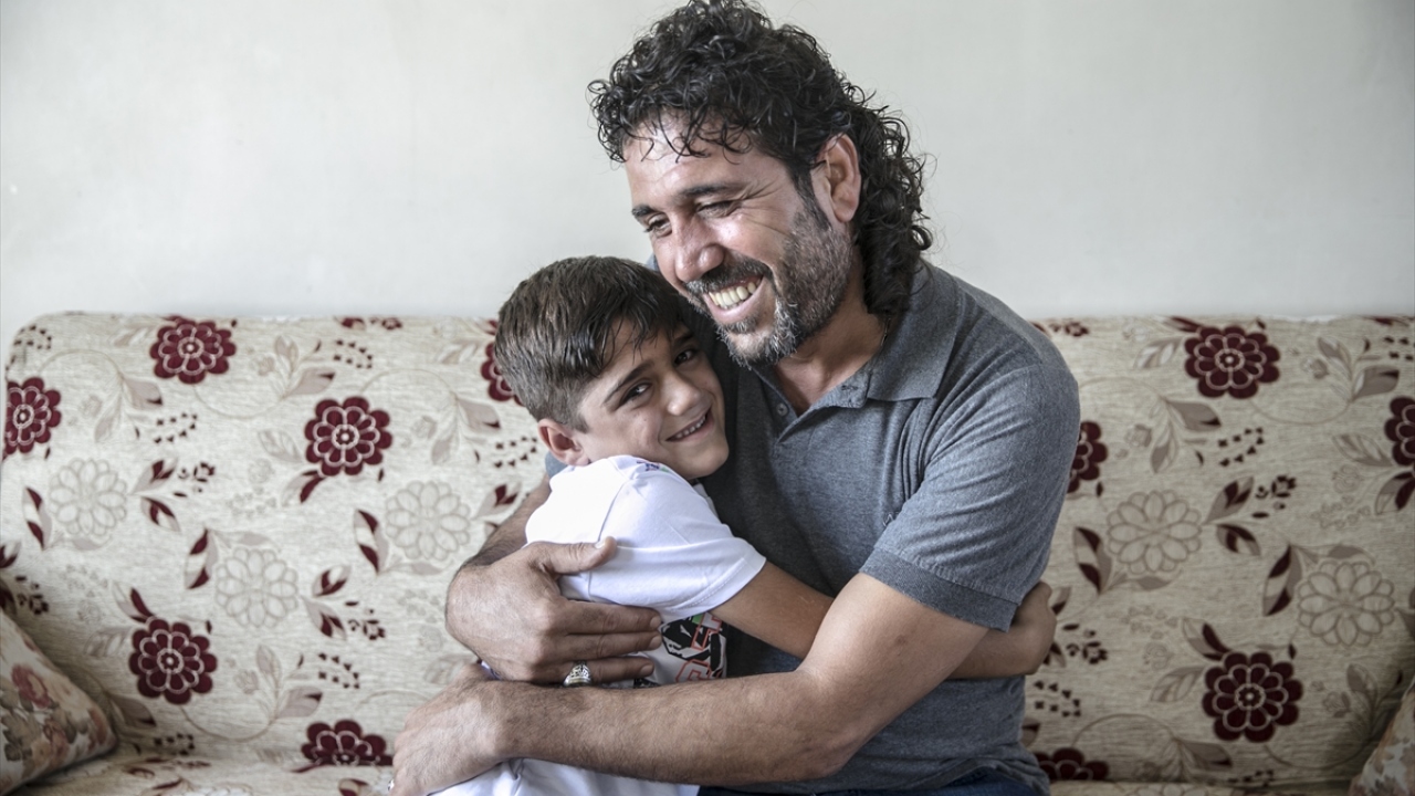 Evlilikten kısa süre sonra çiftin arasındaki anlaşmazlık nedeniyle evden ayrılan Ajmrzuki, bir süre sonra doğum yaptı ve bu durumu kocasından gizledi. 