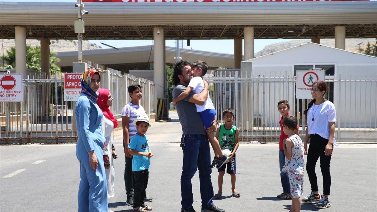 Uncu, 2011 yılında ülkelerindeki iç savaştan kaçarak ailesiyle Reyhanlı ilçesine gelen Suriyeli Asma Ajmrzuki ile tanışarak dünyaevine girdi.