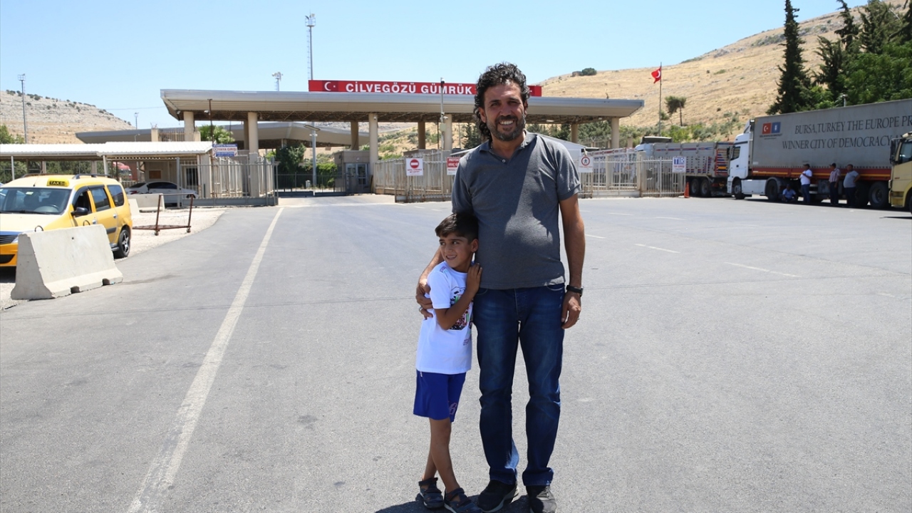 Oğlunu Cilvegözü Sınır Kapısı`nda karşılayan baba Ahmet Uncu, yıllar sonra gördüğü evladıyla hasret giderdi.