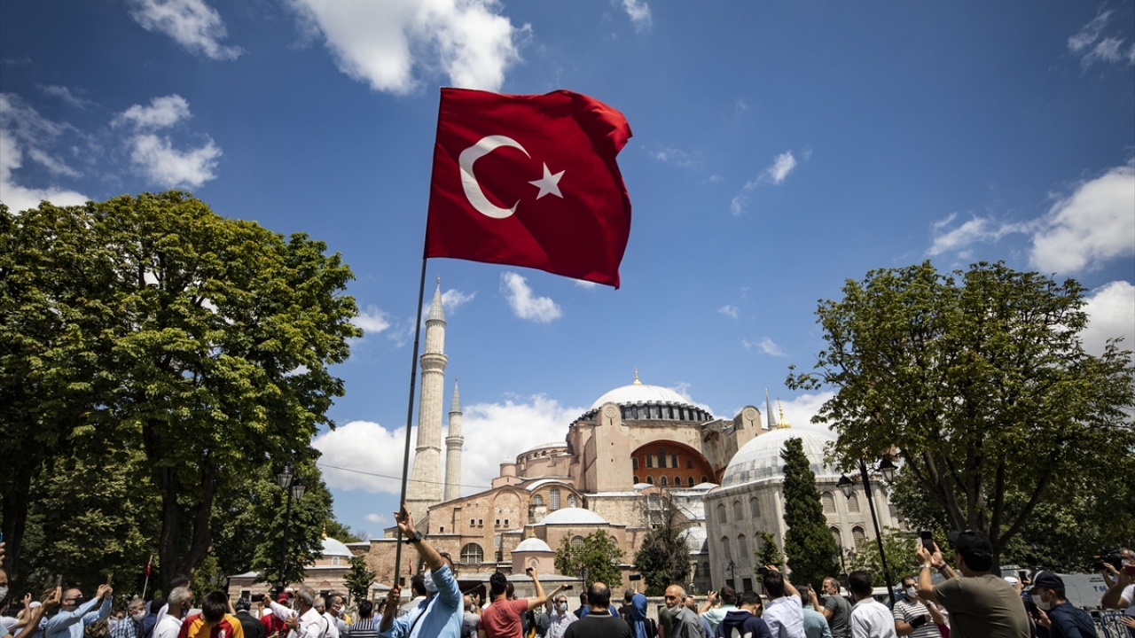 Danıştay kararı ve Cumhurbaşkanı Recep Tayyip Erdoğan`ın imzasıyla 24 Temmuz`da yeniden ibadete açılacak Ayasofya Camisi`nin girişindeki bilet satış ve hızlı geçiş yazıları kaldırıldı. 