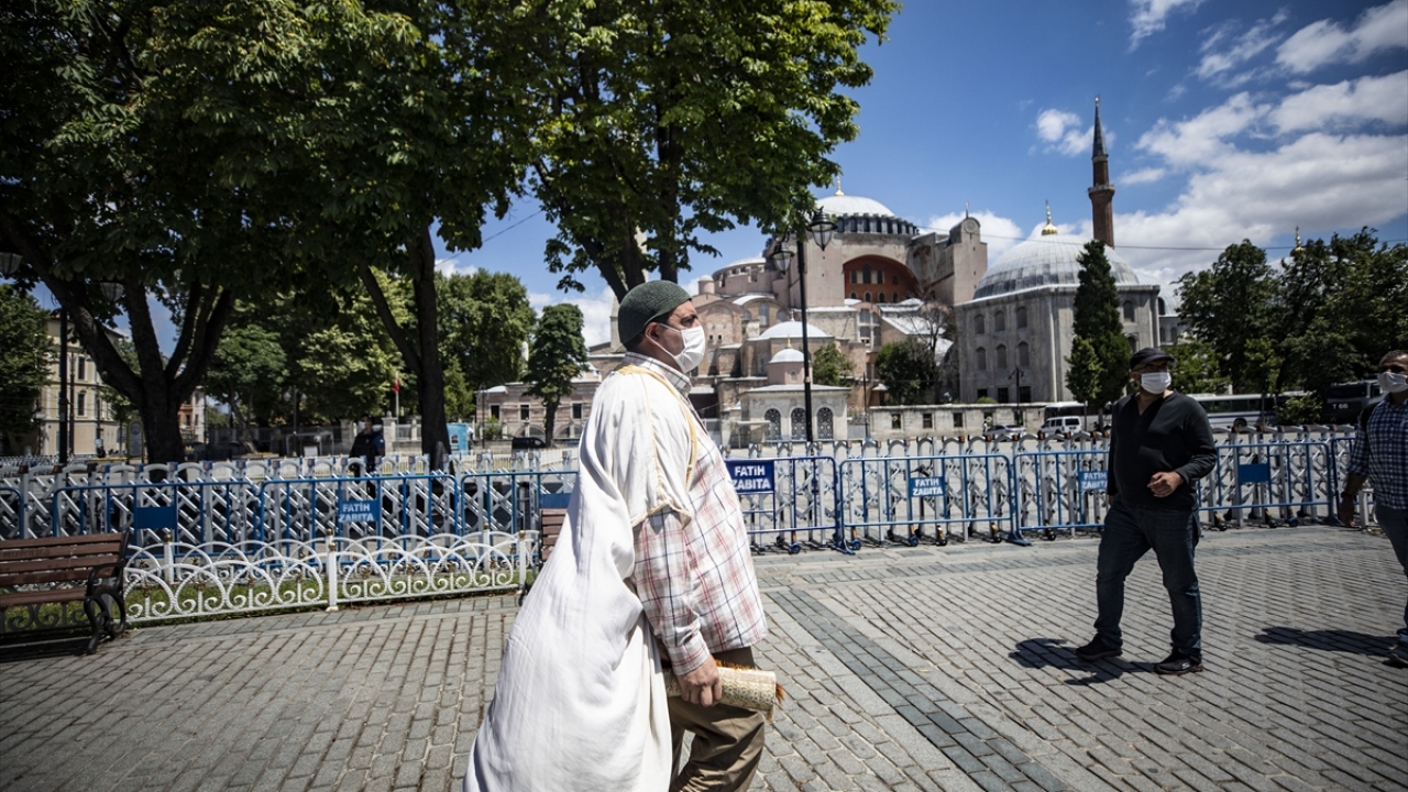Danıştay kararının ardından müze olmaktan çıkarılıp Diyanet Başkanlığı`na devredilen ve restorasyon çalışmaları devam eden Ayasofya Camisi`nde, 24 Temmuz Cuma günü yapılacak açılış için hazırlıklar sürüyor.