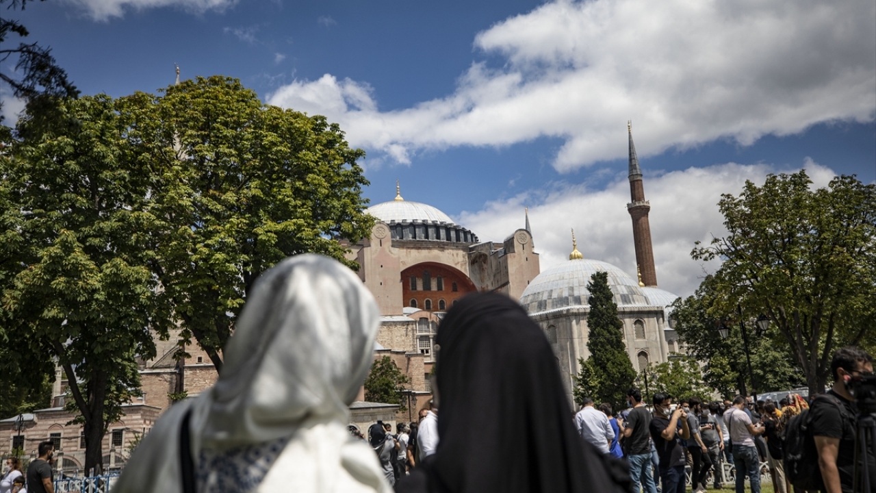 Cuma namazı için gelenler Sultanahmet Camii`ne yönlendirildi