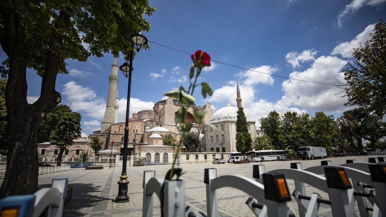 Vatandaşlardan Bünyamin Bölükbaşı ise Türk bayrağıyla Ayasofya`yı ziyarete geldiğini belirterek, şükür namazını kıldığını, ilk cumayı kılmak için de camiye geleceğini söyledi.