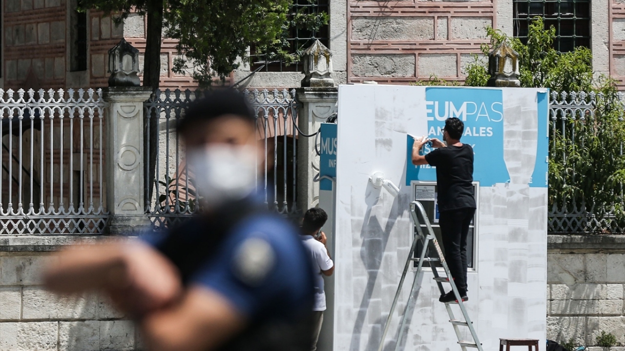 Caminin girişinde müzeye ilişkin tabelaların kaldırılmasının ardından, girişteki bilet satış ve hızlı geçiş yazıları da çıkarıldı.