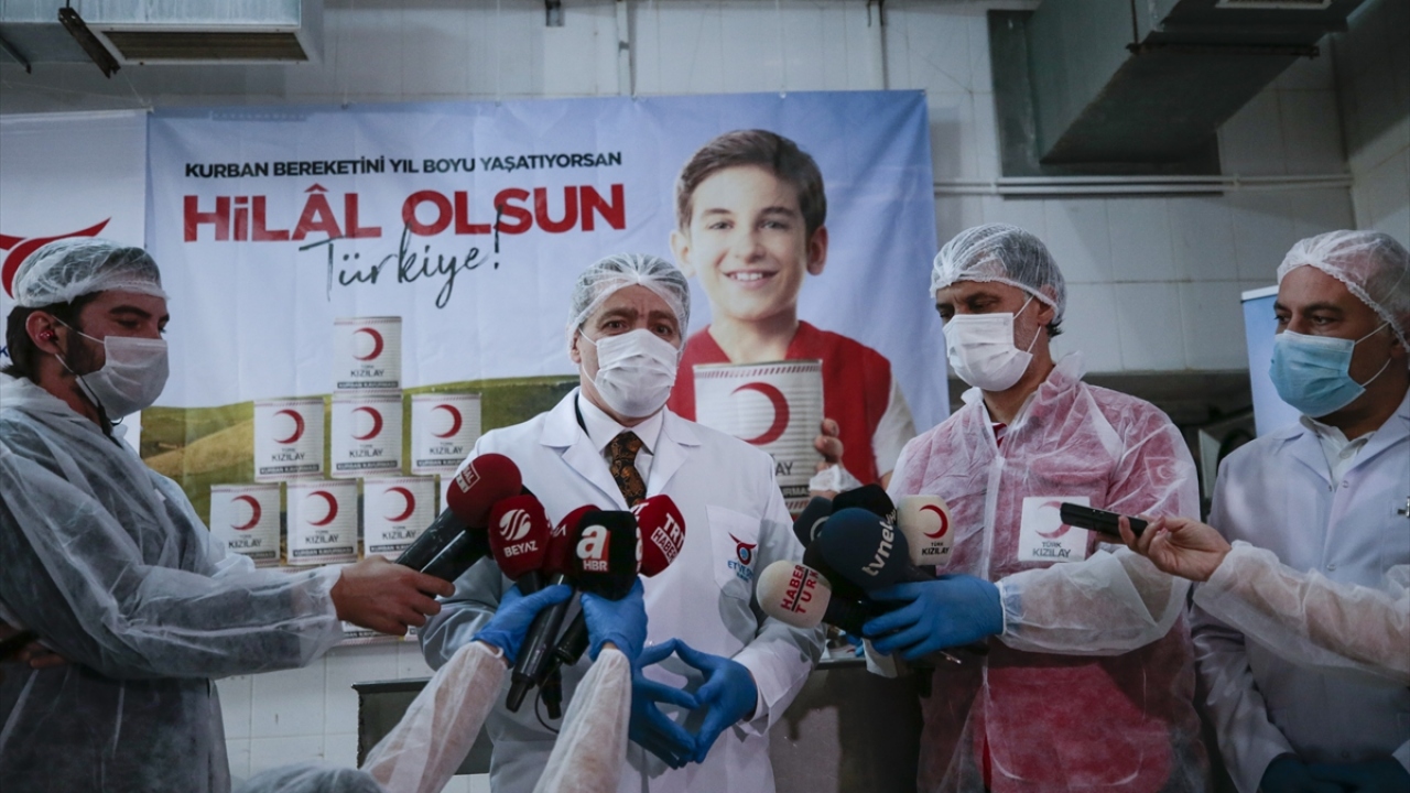 Kınık, vekaletle kesilen kurbanların konserve haline getirildiği Et ve Süt Kurumu Sincan Kombinası`ndaki tesiste gazetecilere bilgi verdi.