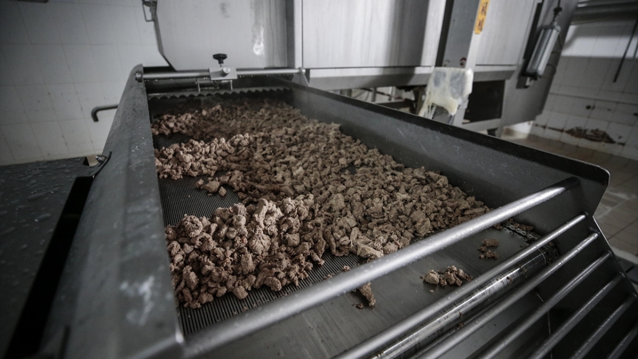 Kurban kesildikten sonra yapılan dağıtıma ilişkin bilgi veren Kınık, şöyle konuştu: