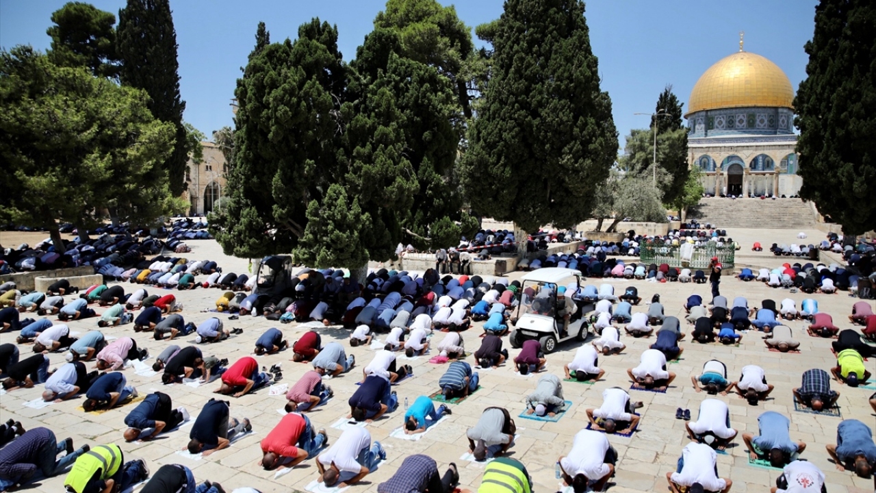 Filistinliler, yeni tip koronavirüs (Covid-19) nedeniyle maske takarak, sosyal mesafeye dikkat etti.