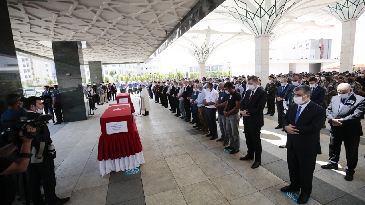 Şehitler Üstüner ve Keskin için Ahmet Hamdi Akseki Camii`nde cuma namazını müteakip cenaze namazı kılındı.  