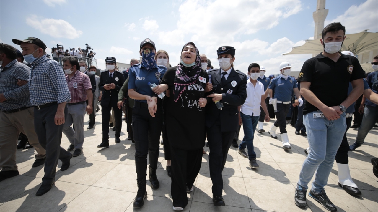 Protokol üyeleri, şehit yakınlarının yanına giderek taziyelerini iletti.