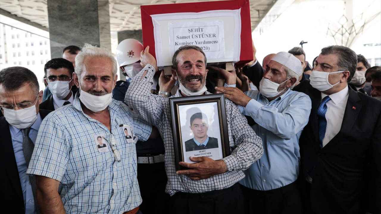 Diyanet İşleri Başkanı Ali Erbaş`ın kıldırdığı cenaze namazının ardından Üstüner ve Keskin`in naaşları, törene katılan protokol üyeleri ile şehit yakınlarının omuzlarında cenaze aracına taşındı.