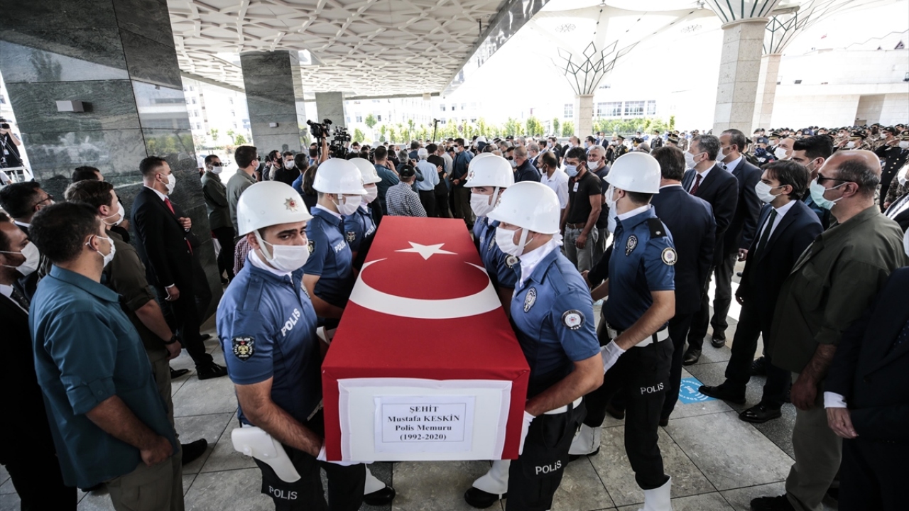 "İhtiram yürüyüşü"nde Buhurizade Mustafa Efendi`nin "Tekbir" (Itri) adlı eseri çalındı.