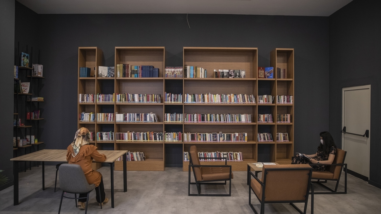 Turşucu, Kültür ve Turizm Bakanlığının "AVM Kütüphaneleri" projesi kapsamında Mamak`taki Nata Vega Outlet AVM`de geçen ay açılan kütüphaneyi ziyaret ederek, incelemelerde bulundu.    