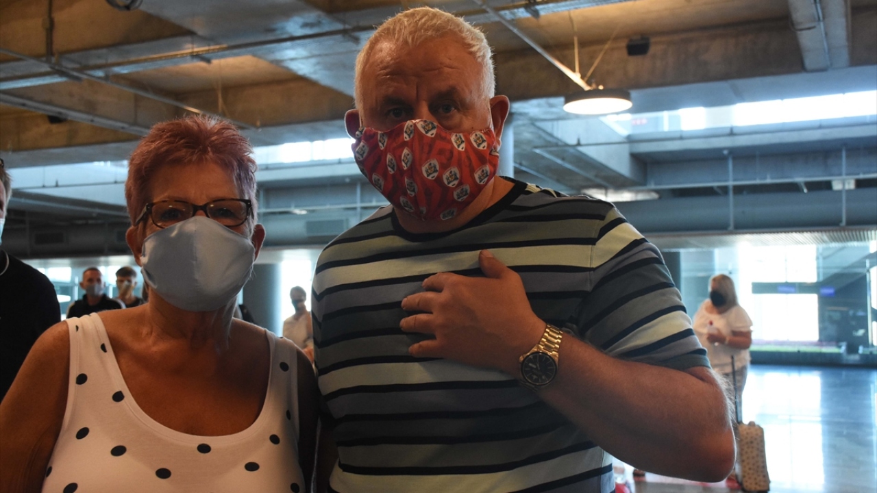 Covid-19 tedbirleri doğrultusunda, güvenli tatil için kente kafileler halinde gelmeye başlayan İngiliz turistlerden Steven Dawlo, çok sevdikleri Muğla`yı senede iki kez ziyaret ettiklerini söyledi.