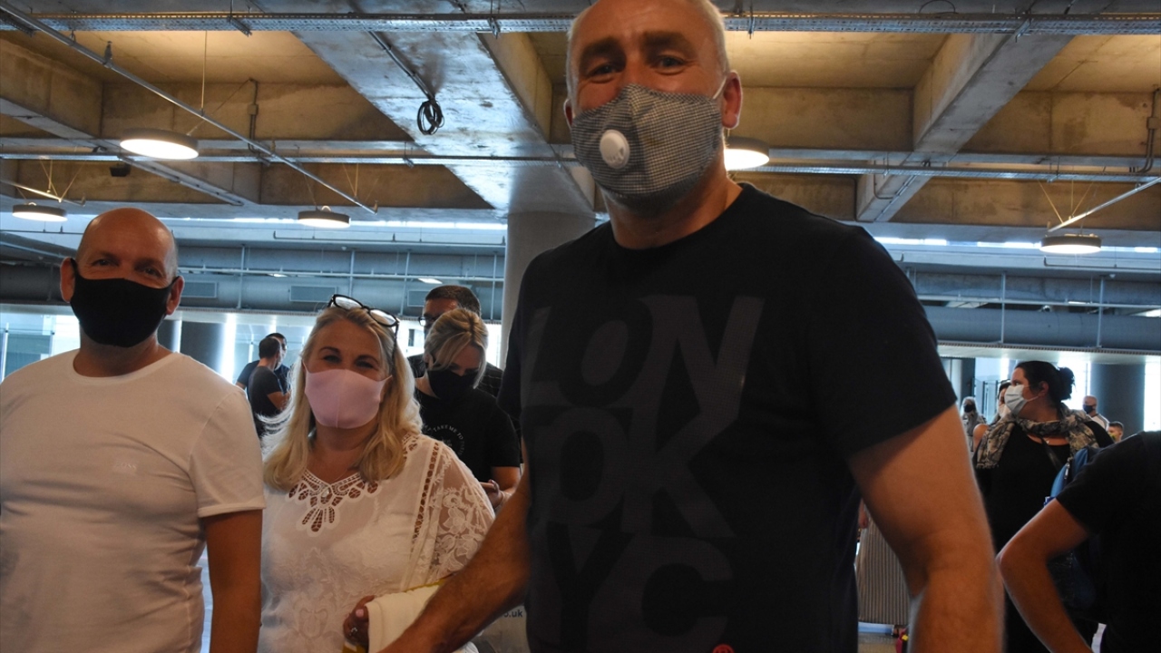 Tatilcilerden Mark Roberts, Türkiye`de maske ve sosyal mesafe kurallarının çok iyi uygulandığını gözlemlediğini, çok sevdiği Muğla`ya 8. kez geldiğini bildirdi.