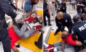 ABD polisi engelli protestocuyu düşürüp gözaltına aldı