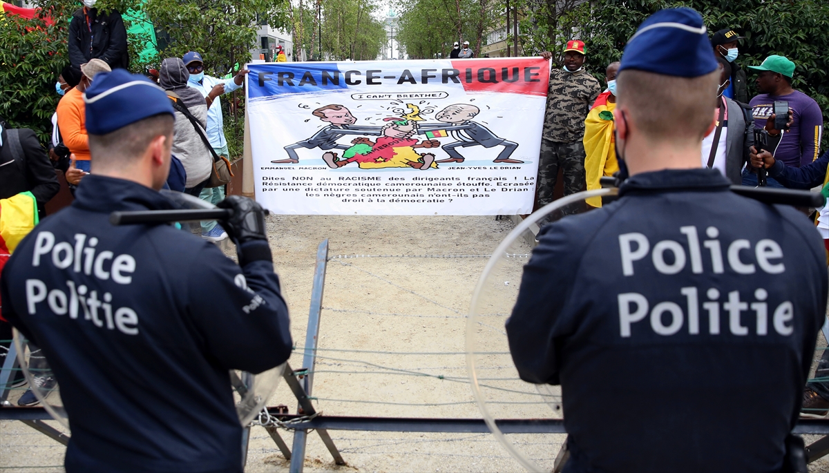 Belçika polisi protestoculara biber gazı ile müdahale ederken, bölgeye atlı polis ve TOMA aracı sevk etti.