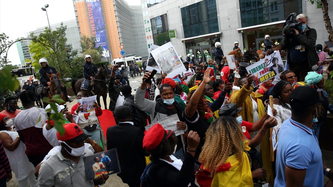 AB üyesi 27 ülkenin liderini bir araya getiren zirvenin gerçekleştirildiği AB Konseyi binası yakınında yüzlerce kişi toplandı.