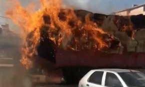 Aksaray'da kamyondaki samanlar alev alev yandı