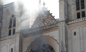 Fransa'daki Nantes Katedrali'nde yangın çıktı