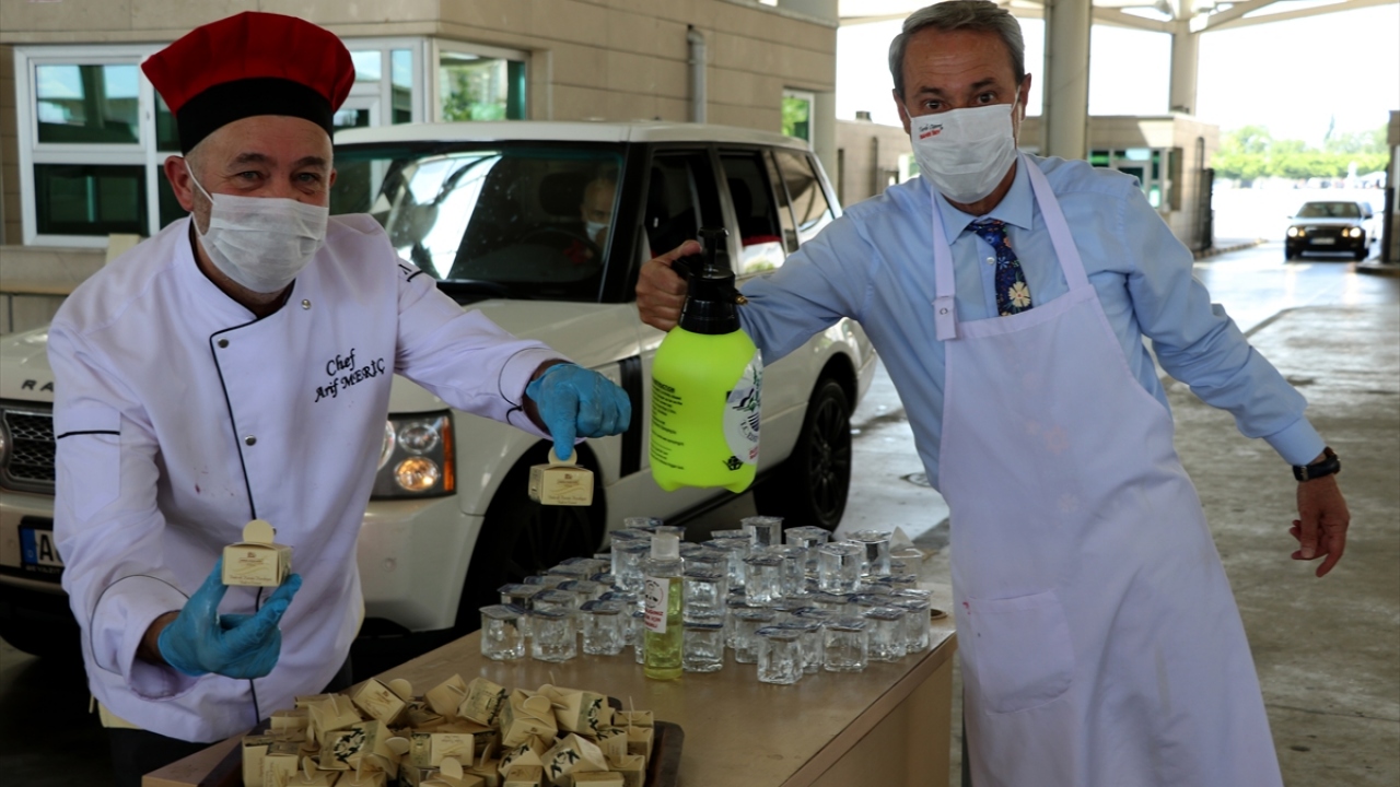 Çorum`a yakınlarını görmeye gideceğini aktaran Mustafa Karaca, "Buraya girince insan duygulanıyor. Anlatamam, çok özledik. Hanımla emekli olduk, 6 ay buradayız artık." dedi.