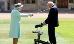 İngiltere Kraliçesi Elizabeth, Yüzbaşı Tom’u şövalye ilan etti