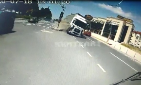 Refüjü aşan tırın halk otobüsüne çarptığı kaza kamerada