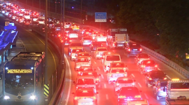 Haliç Köprüsü'ndeki çalışma trafiği kilitledi