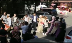 Sokak ortasında sosyal mesafesiz ve maskesiz düğün