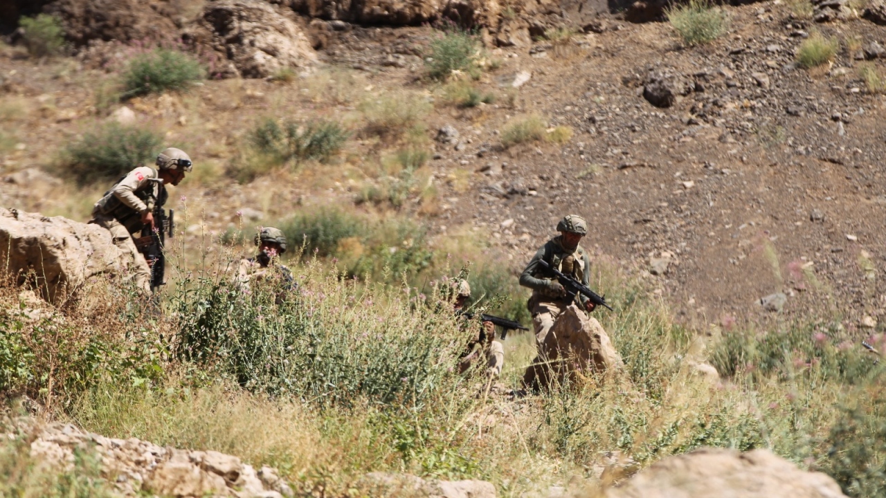 Operasyonda, Hakkari İl Jandarma Komutanlığında görevli; Jandarma Komando, Jandarma Özel Harekat (JÖH), Polis Özel Harekat (PÖH) ve Güvenlik Korucu timlerinden oluşan 74 operasyonel tim 1106 personel görev alıyor.