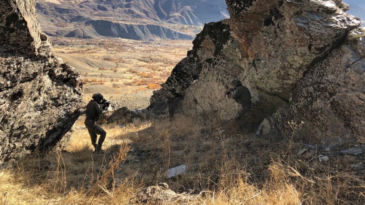 Bölge didik didik aranıyor, her taşın altına bakılıyor, bulunan hedefler tek tek imha ediliyor.