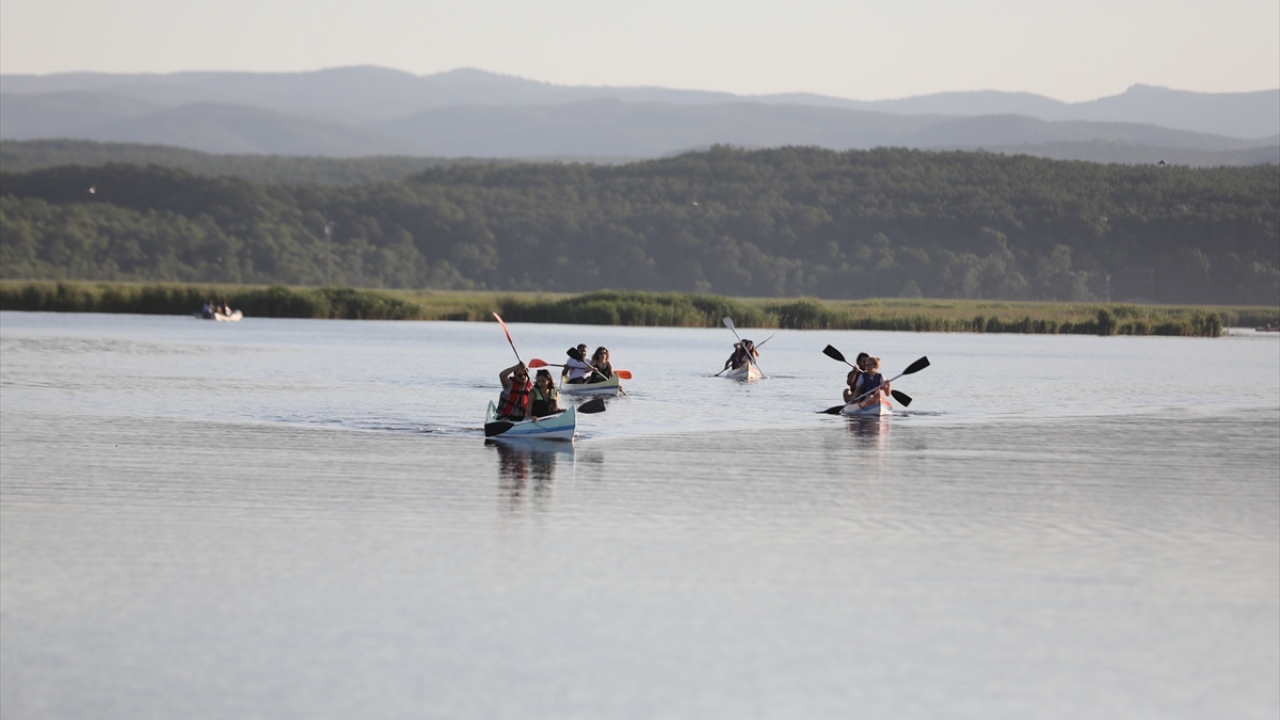 Kano ile 1,5 kilometrelik alanda kürek çekerek longozun derinliklerine ulaşanlar, ağaçların göle yansımasını ve bitki çeşitliliğinin ortaya koyduğu güzellikleri görebiliyor. 