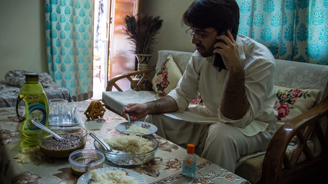 Salgın dolayısıyla 26 binin üzerinde kişinin hayatını kaybettiği ülkede sağlık sisteminin özellikle başkent Yeni Delhi’de ve ülkenin finans merkezi Mumbai’de kapasitesinin sınırına ulaştığı belirtiliyor. 